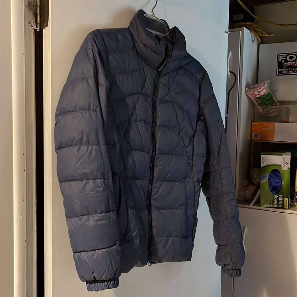 Canada goose puffer jacket BLUE See photo with shoulder label. That’s the color